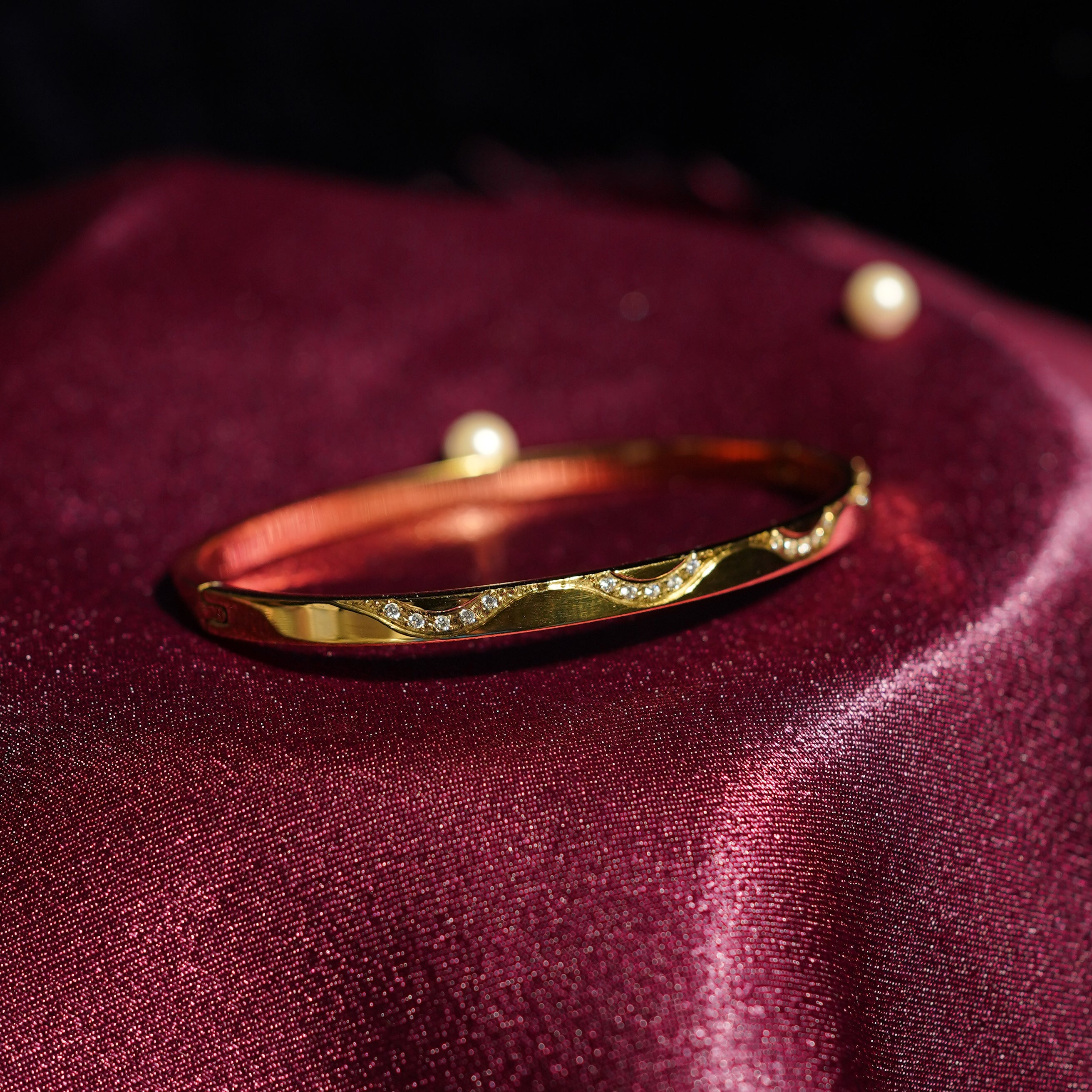 Classic Radiance Solid Gold Bangle