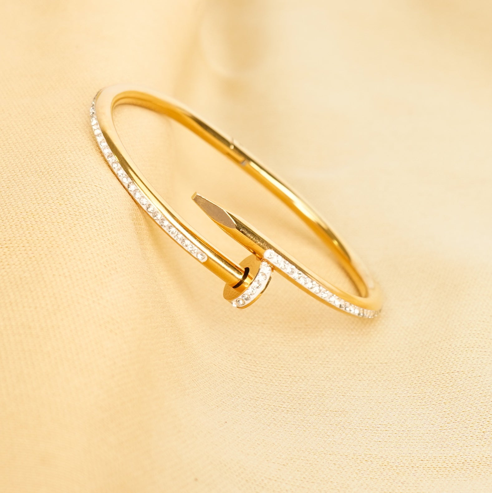 Stellar Heart Open Gold Bangle