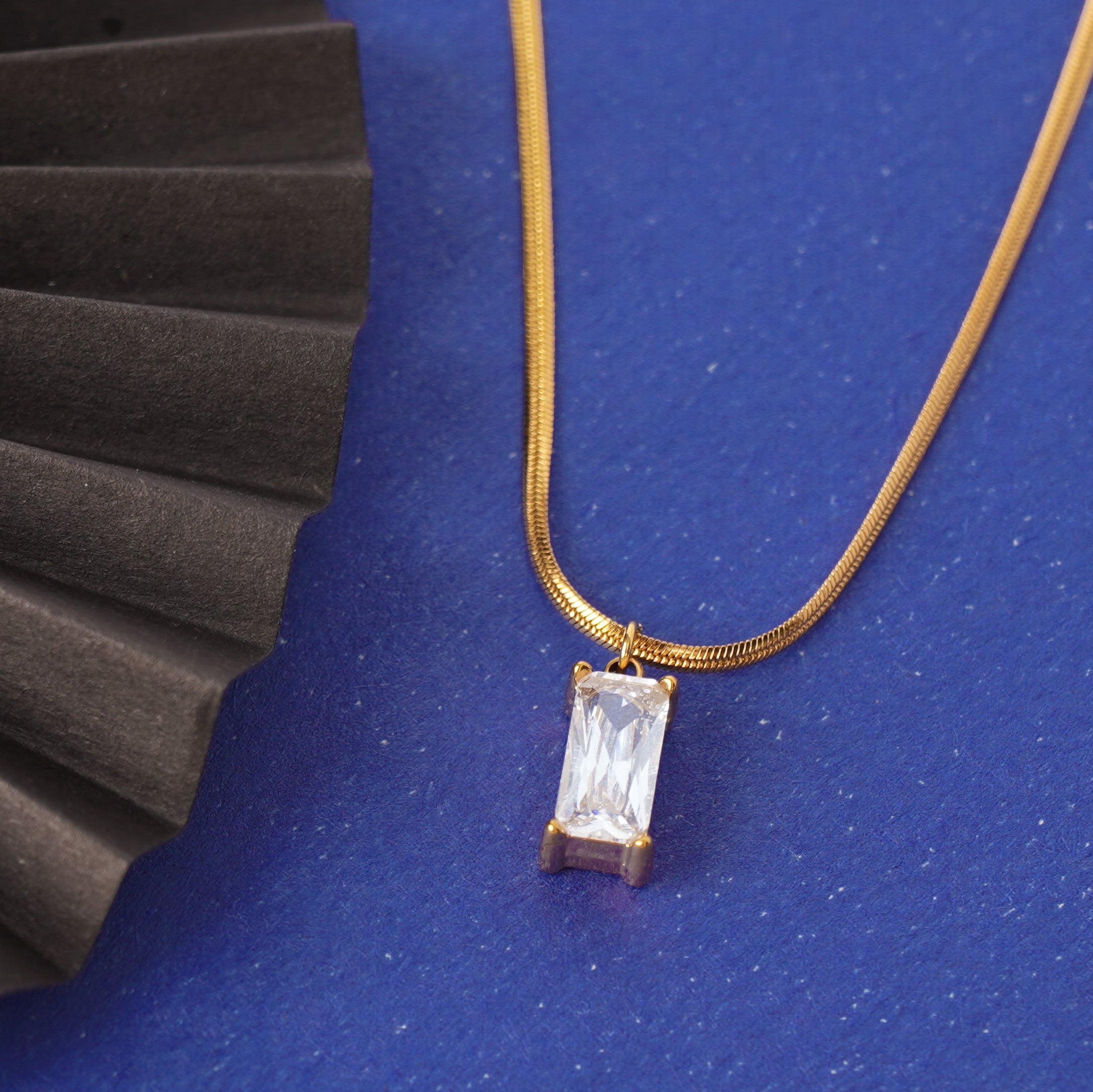 White Spark Minimal Necklace