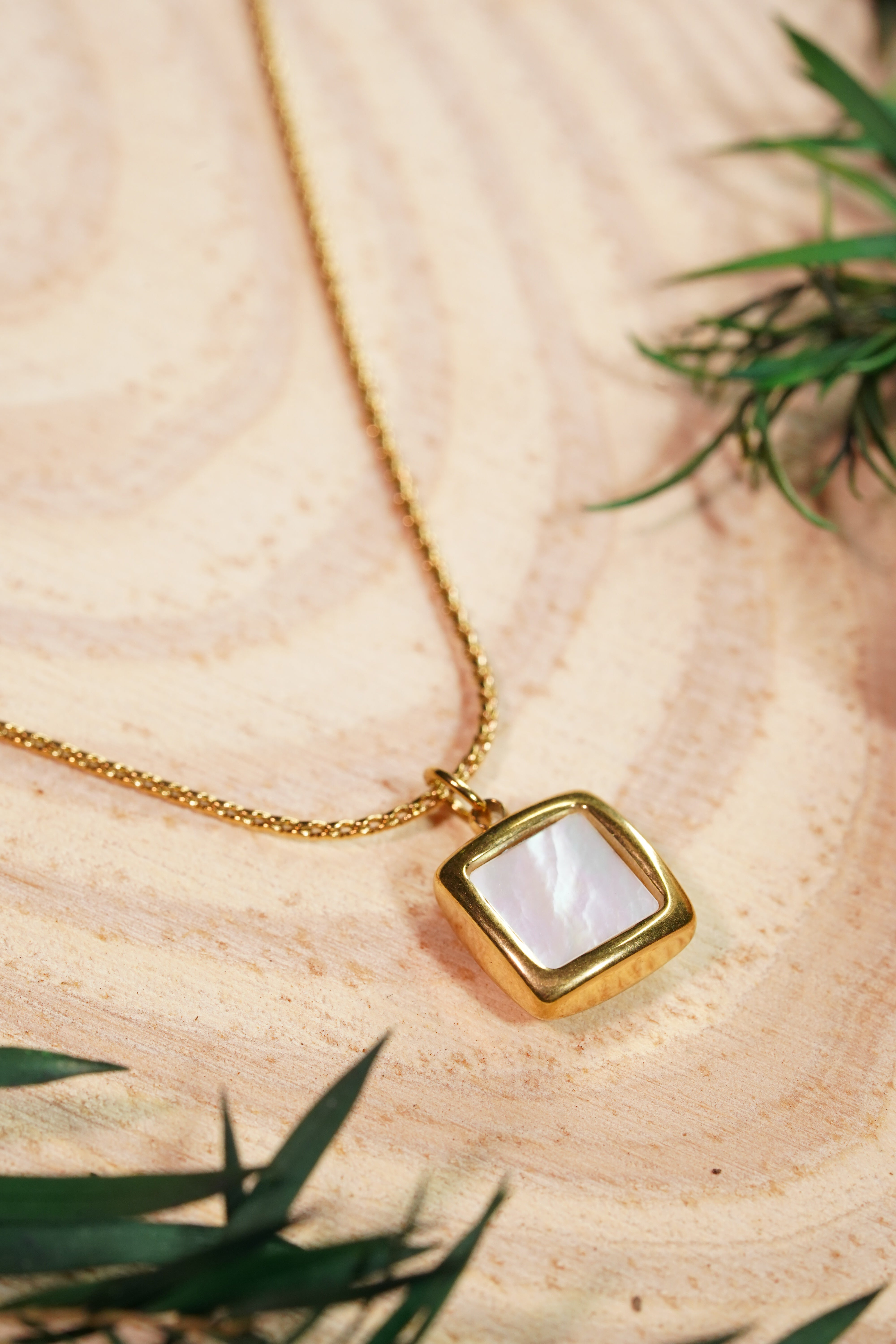 Mother of Pearl Pendant Necklace