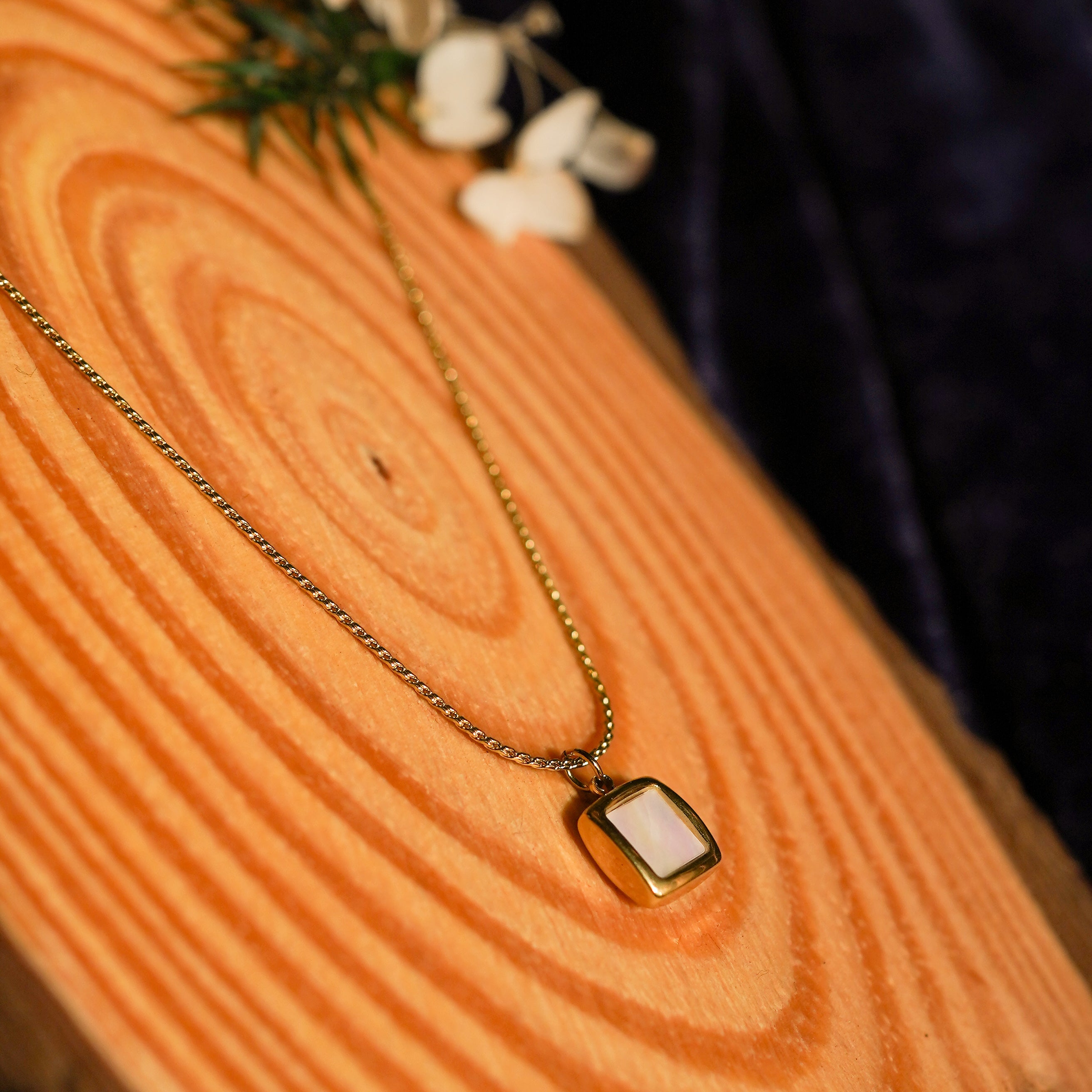 Mother of Pearl Pendant Necklace