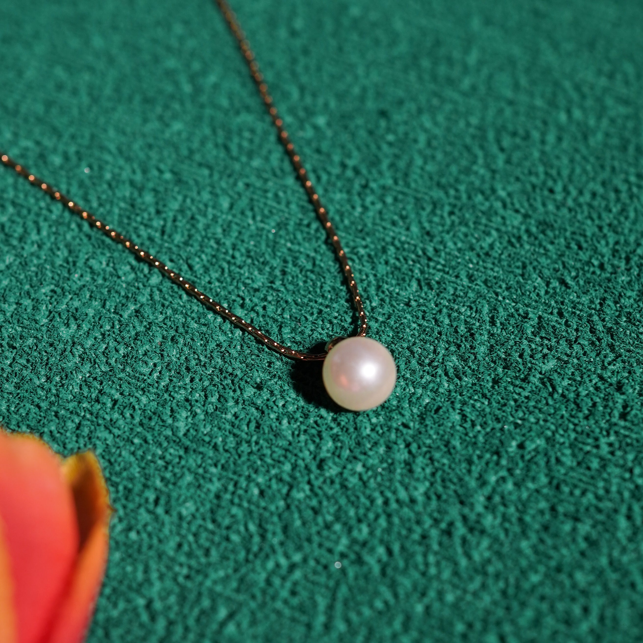 Classic Glow Round Pendant Necklace