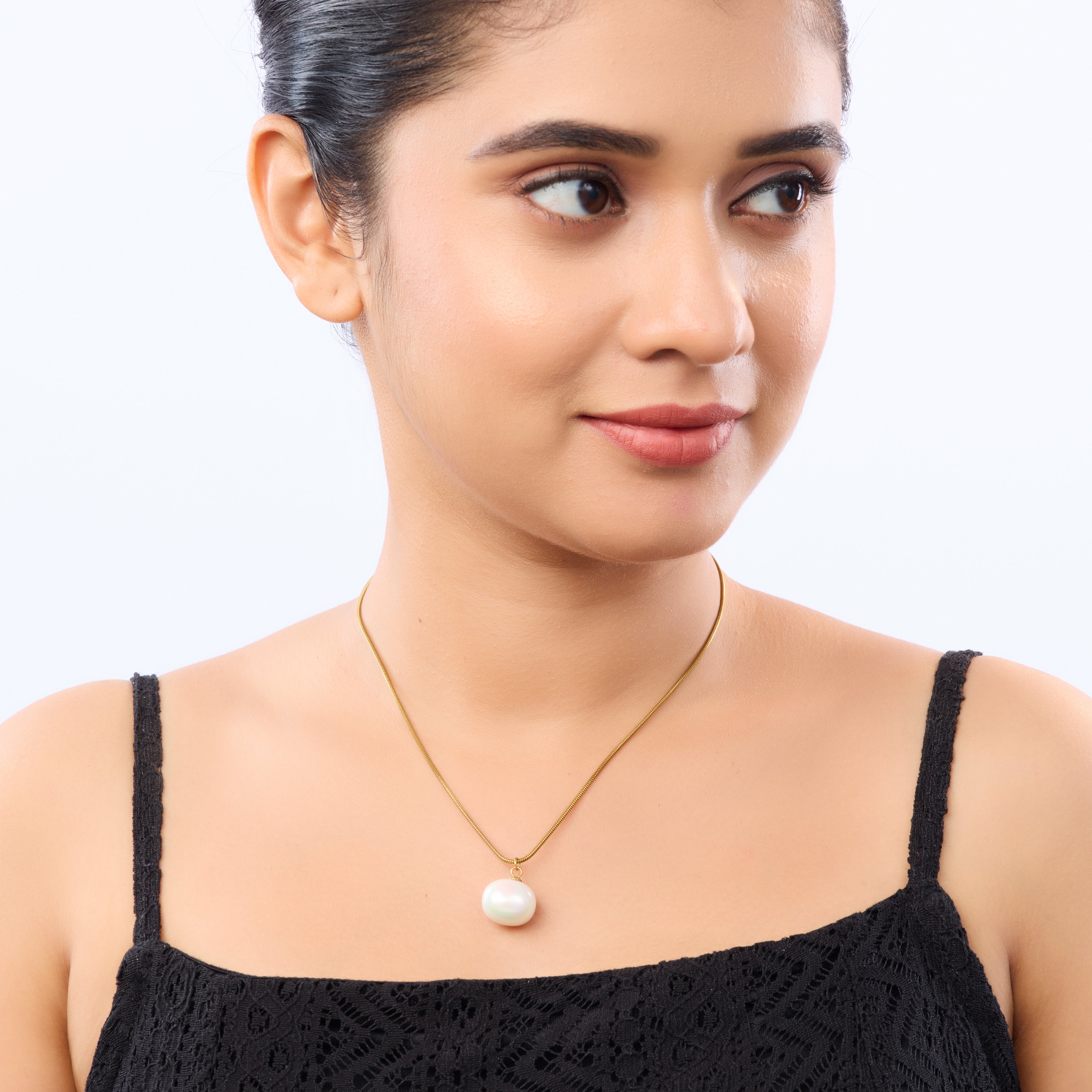 Elegant Pearl Clavicle Gold Necklace