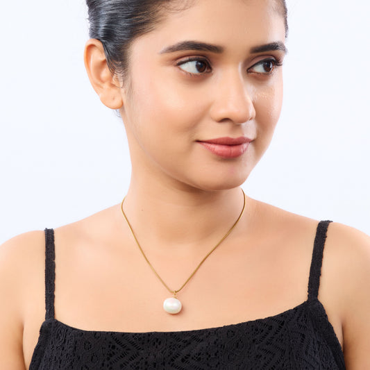 Elegant Pearl Clavicle Gold Necklace