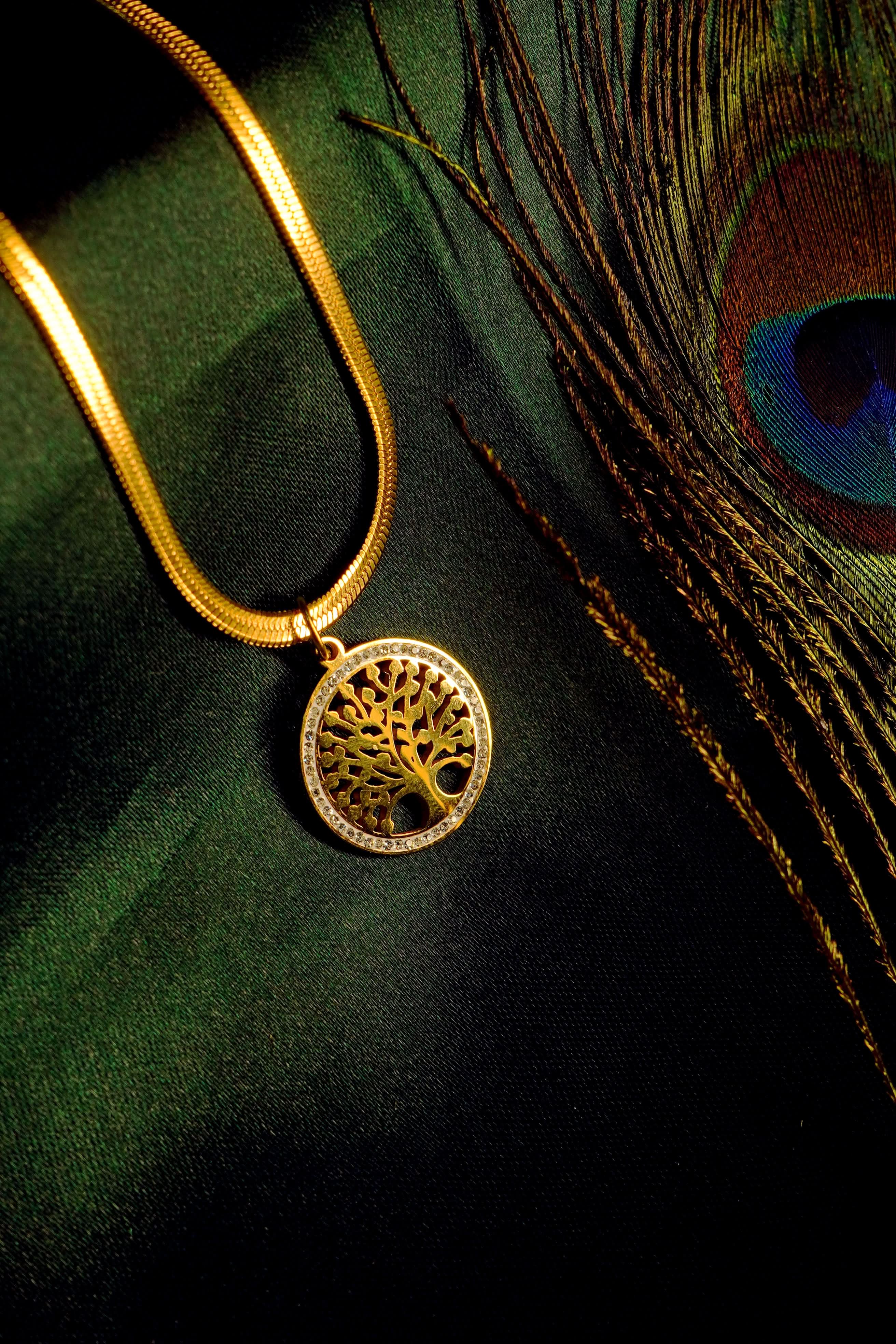 Minimal Heart Square Gold Necklace