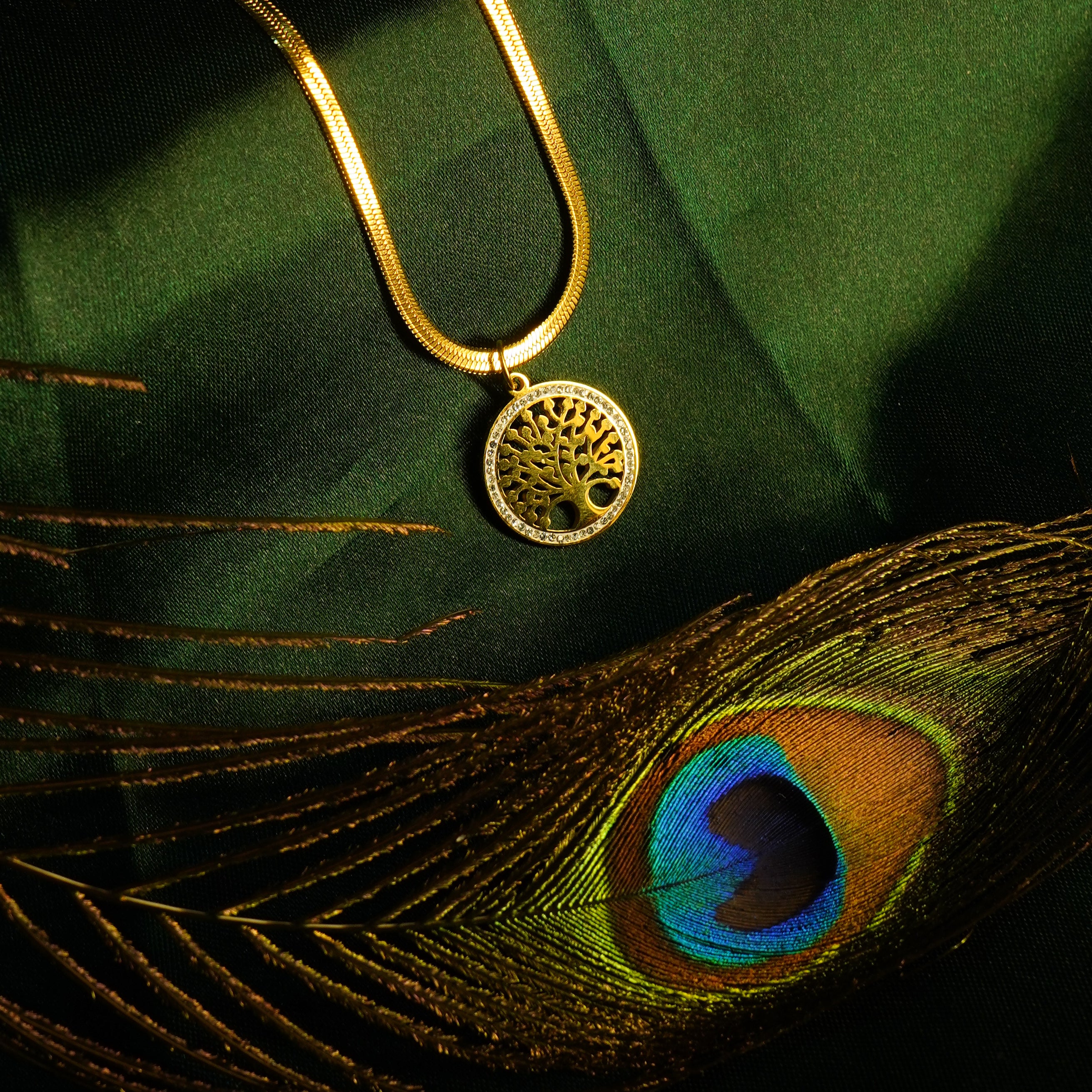 Minimal Heart Square Gold Necklace
