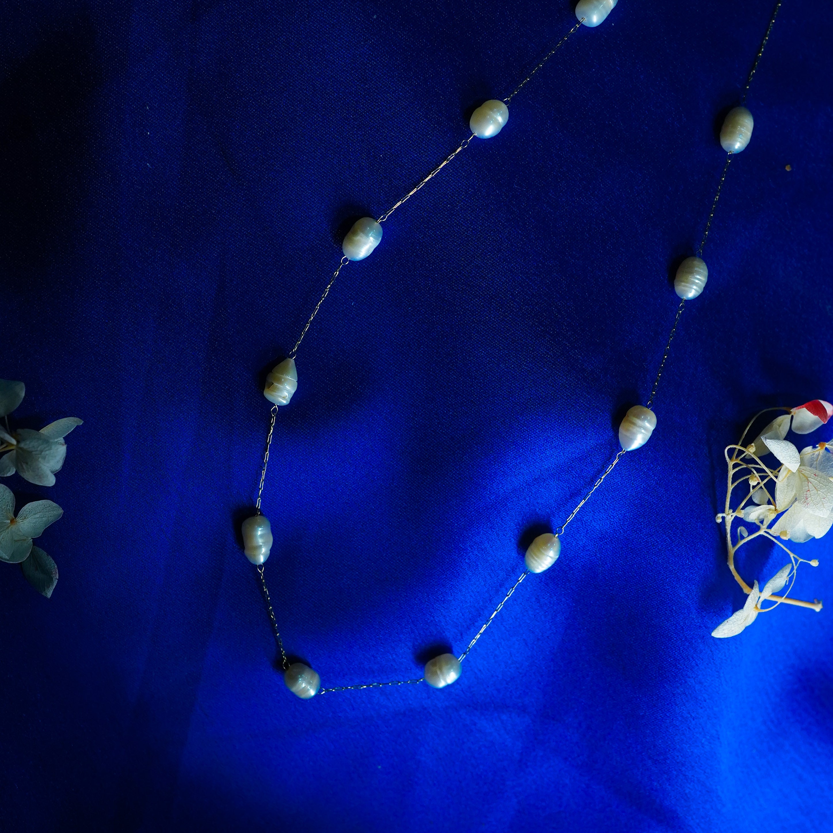 Oval Pearl Lockbone Necklace