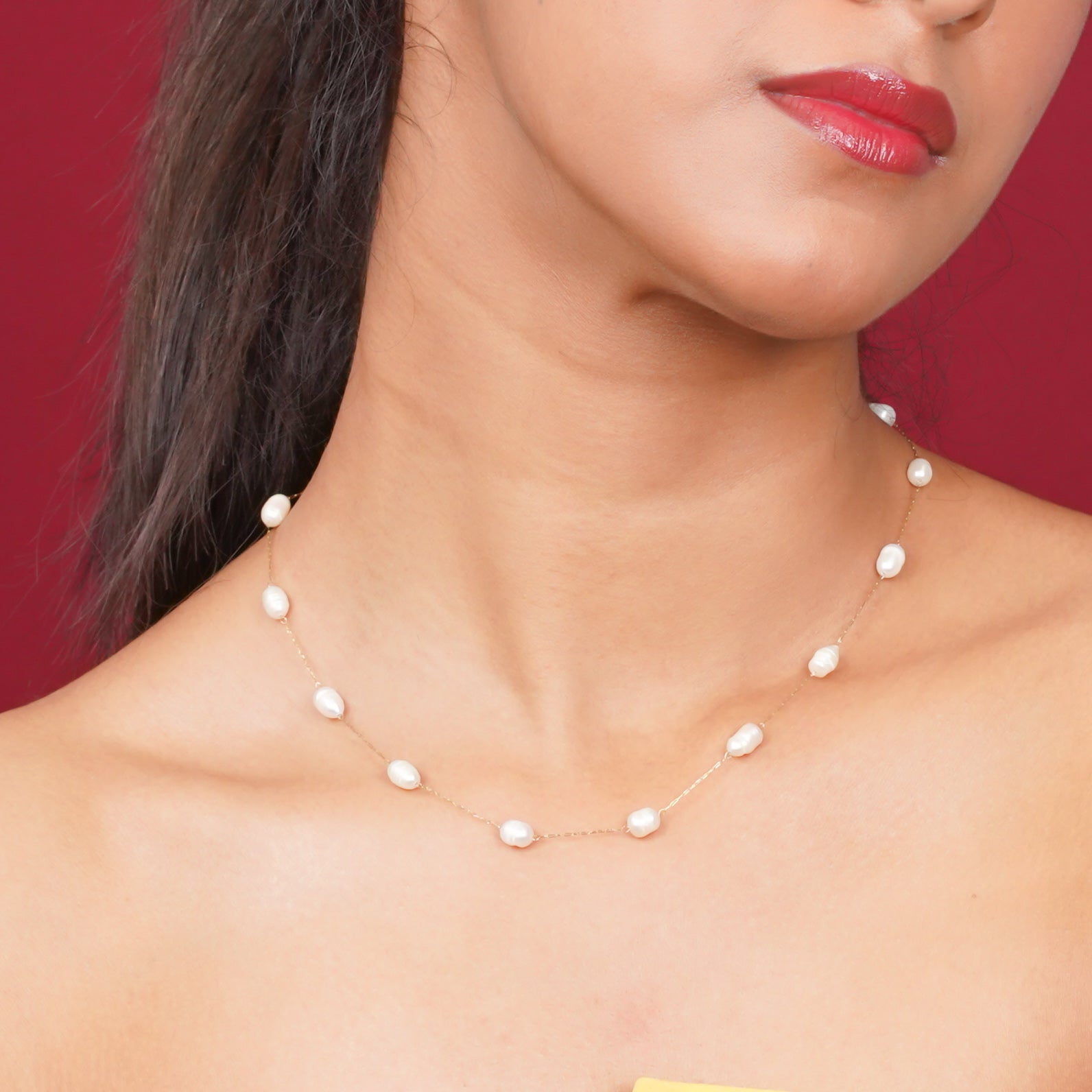 Oval Pearl Lockbone Necklace