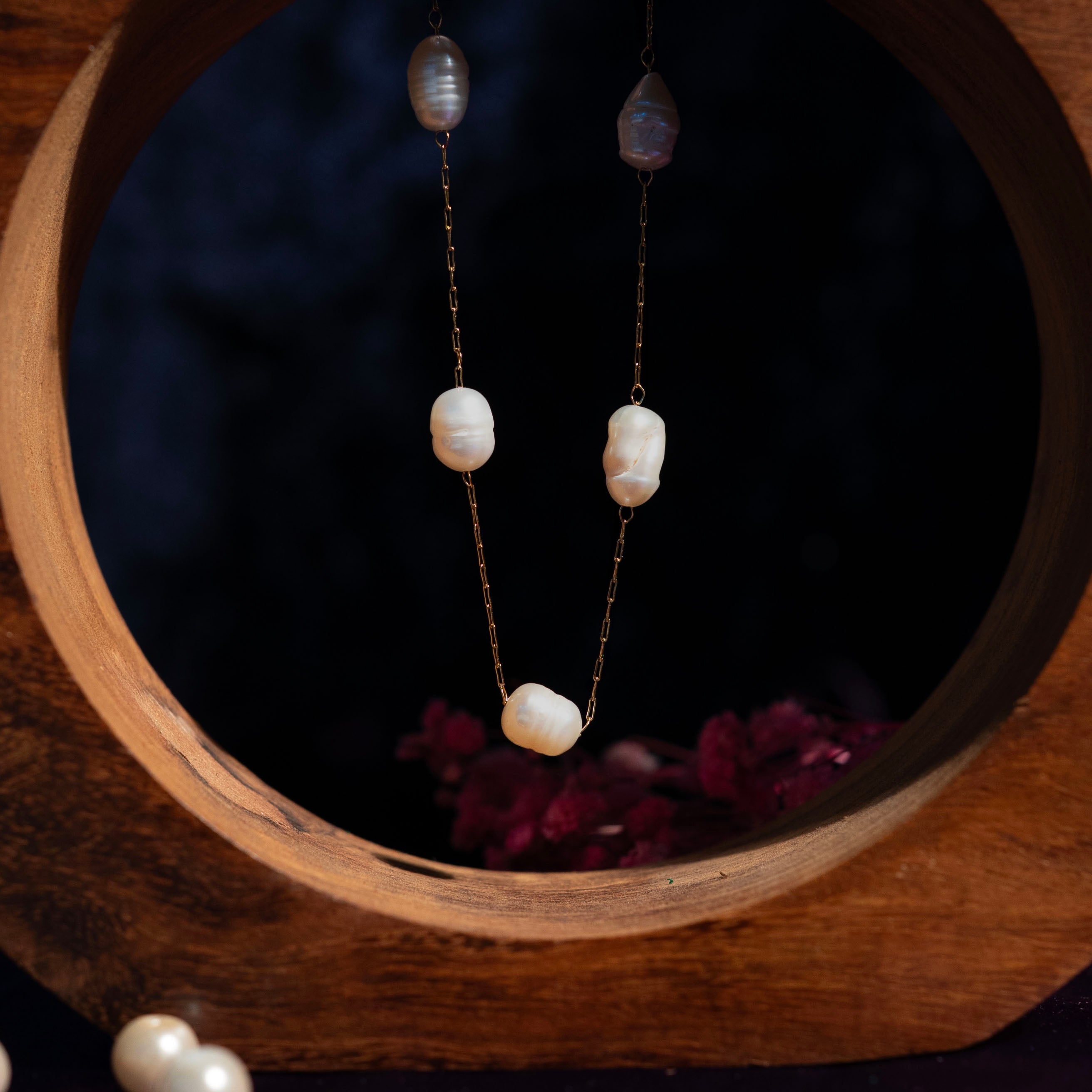 Oval Pearl Lockbone Necklace