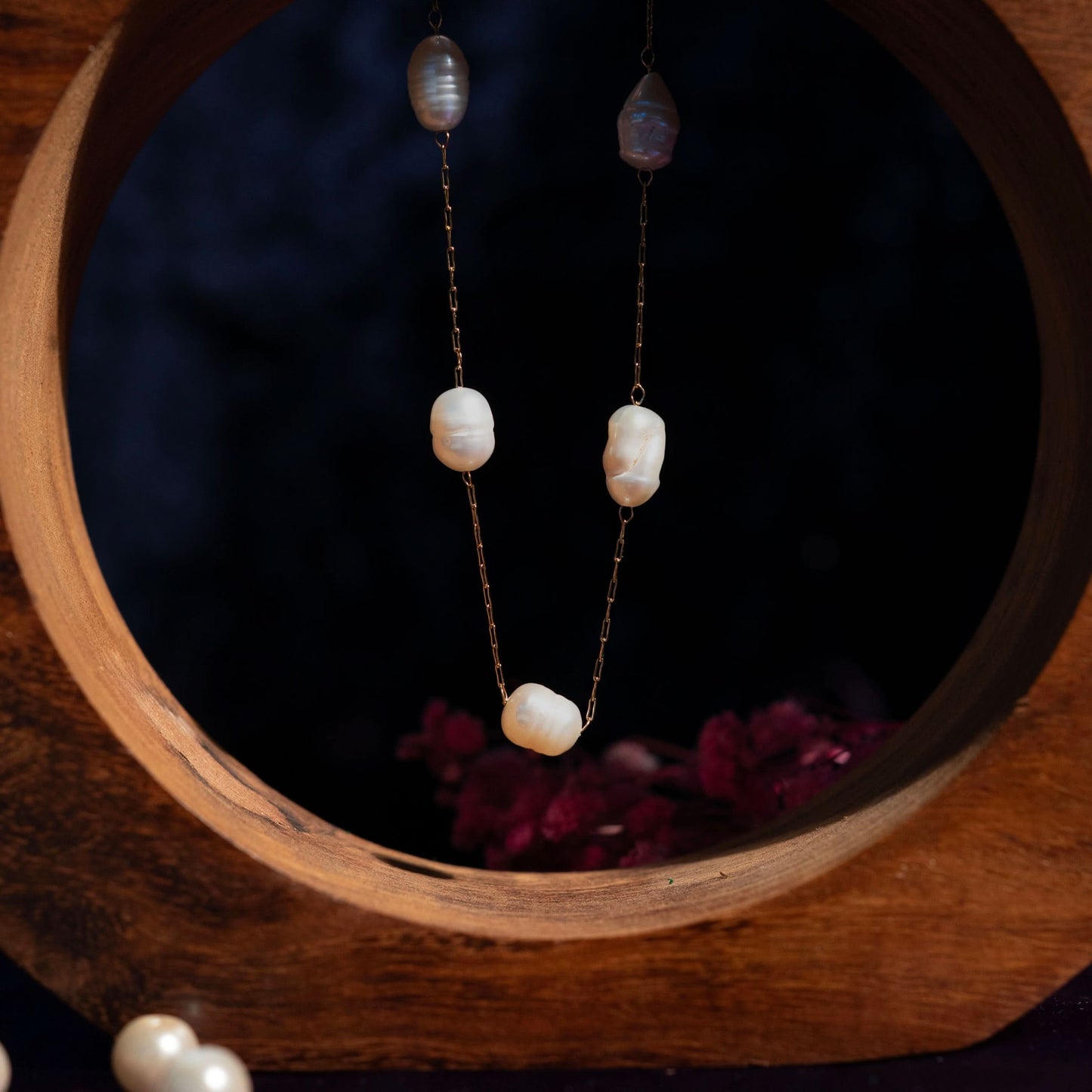 Oval Pearl Lockbone Necklace