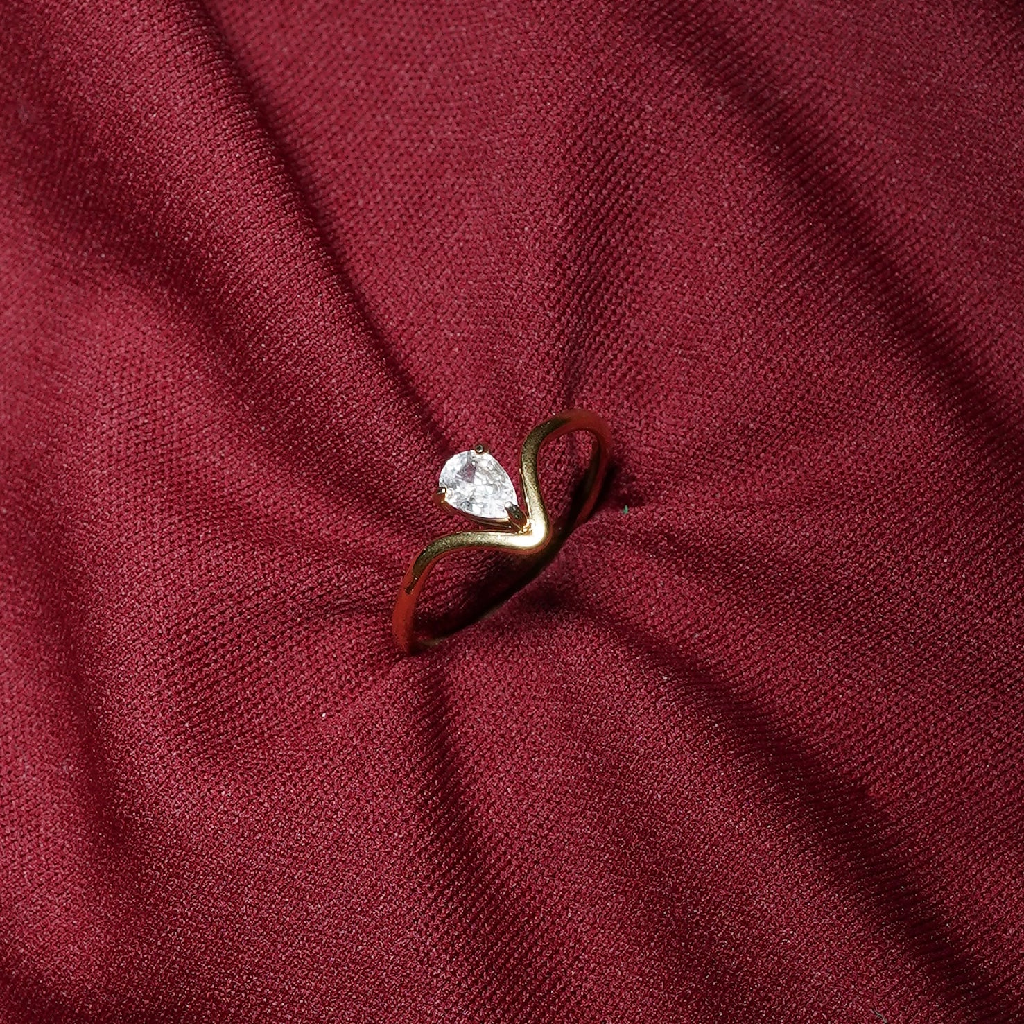 Gilded V-Pear Solitaire