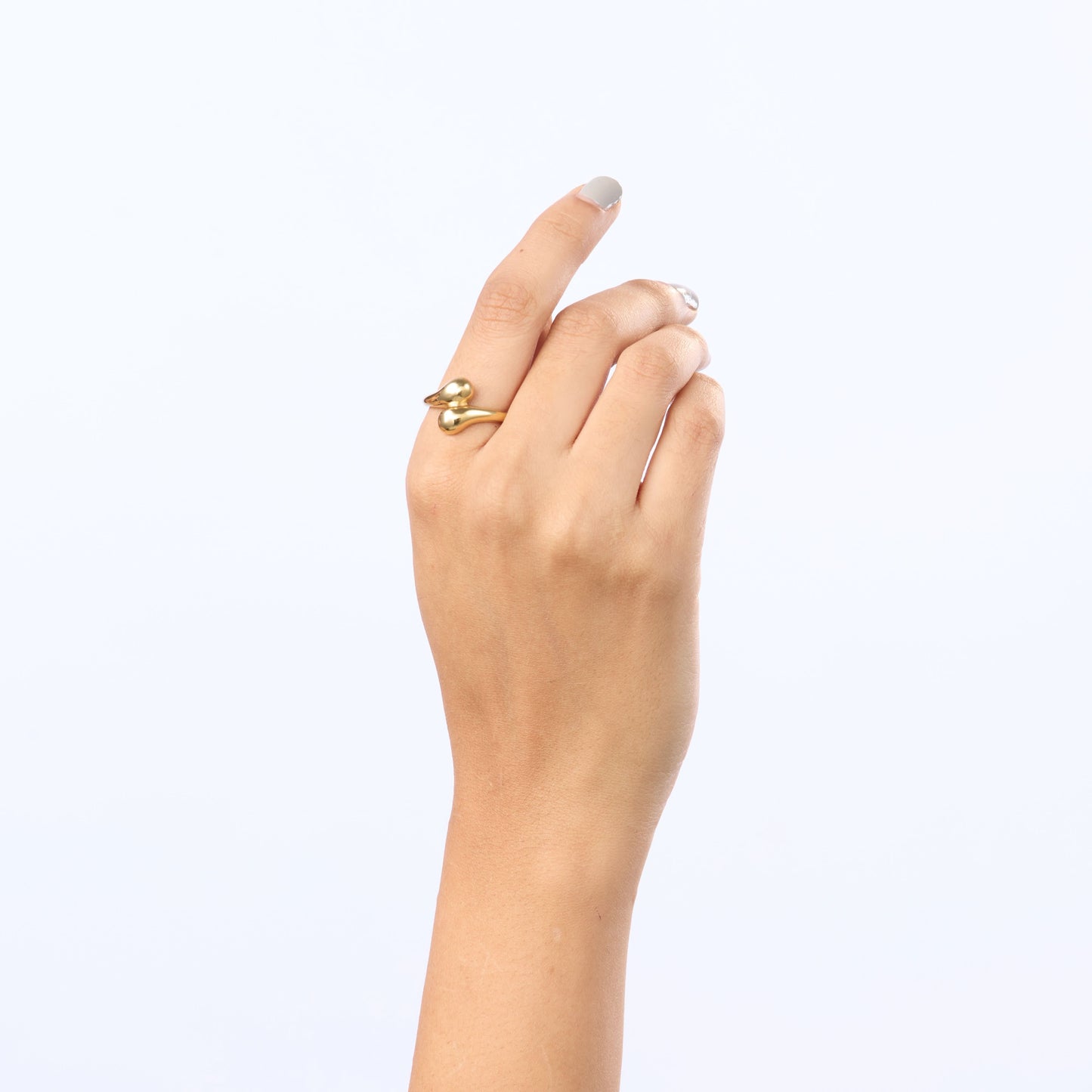 Abstract Oro Bypass Band Ring – close-up of the sculptural bypass curve