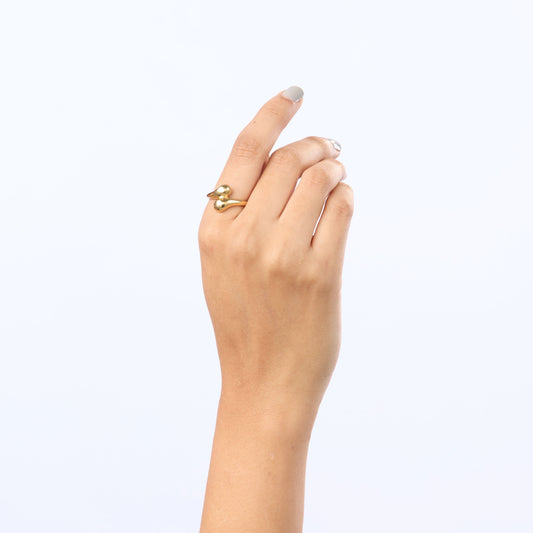 Abstract Oro Bypass Band Ring – close-up of the sculptural bypass curve