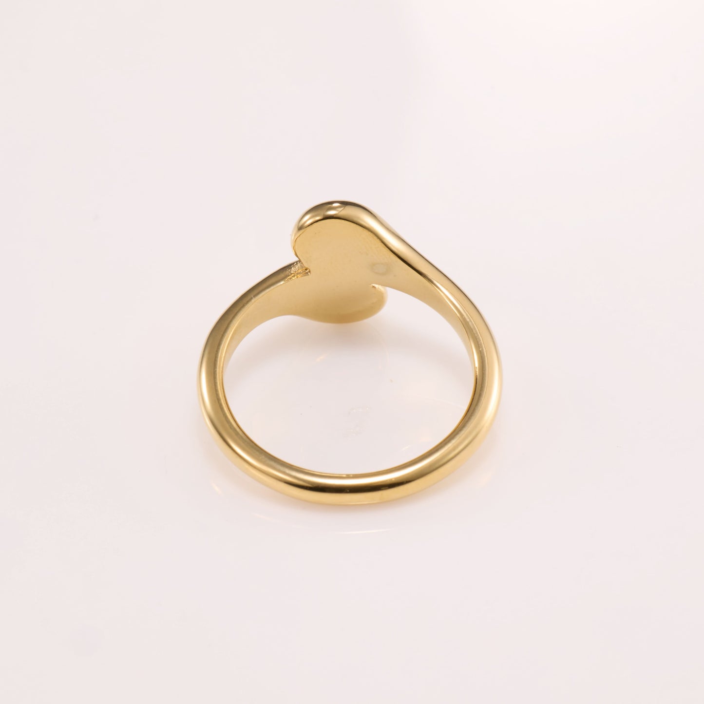 Abstract Oro Bypass Band Ring – side profile showing the flowing abstract silhouette