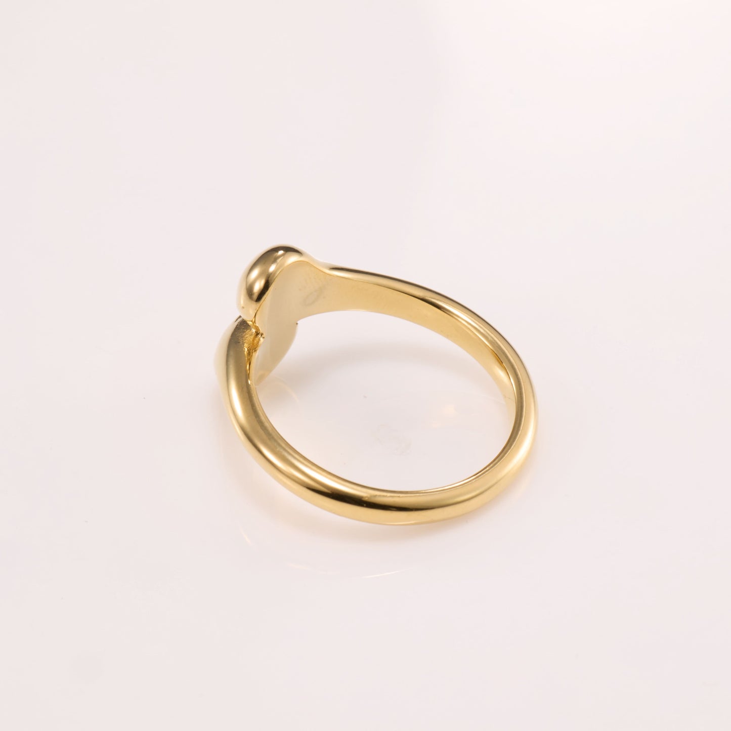 Abstract Oro Bypass Band Ring – angled view of the molten-curve band design