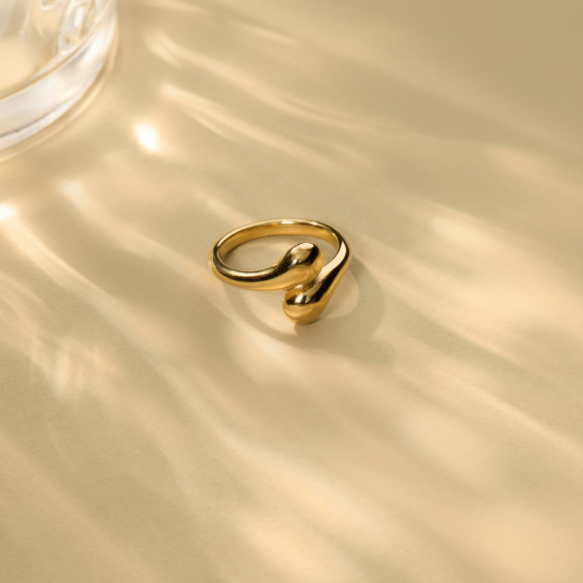 Abstract Oro Bypass Band Ring – lifestyle shot styled for everyday wear