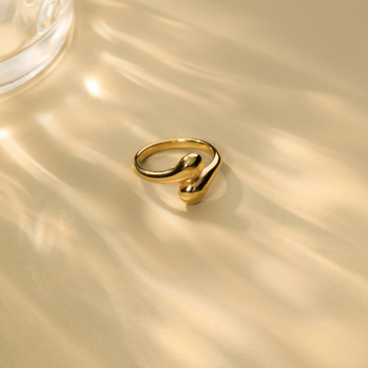 Abstract Oro Bypass Band Ring – lifestyle shot styled for everyday wear