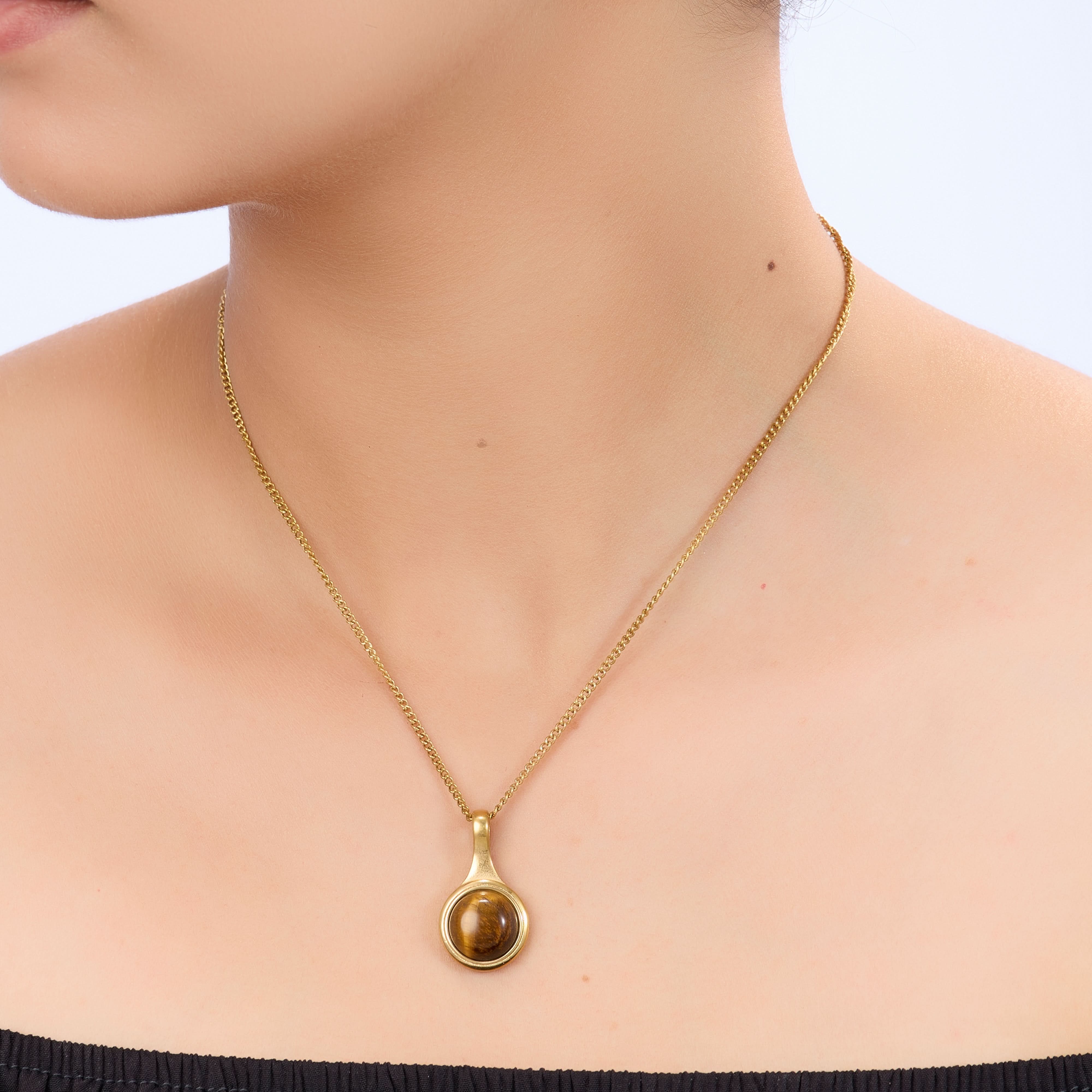 Chinoiserie-inspired round gold pendant necklace with Eastern artistic motif design-2