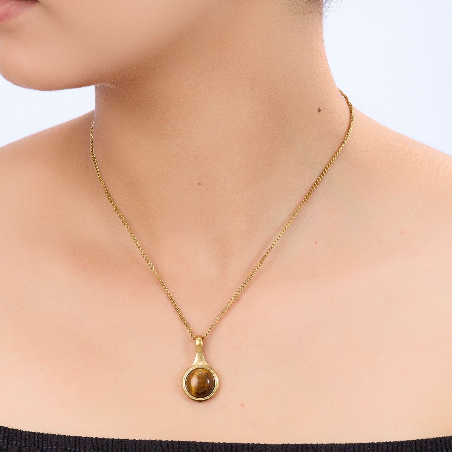 Chinoiserie-inspired round gold pendant necklace with Eastern artistic motif design-2