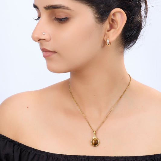 Chinoiserie-inspired round gold pendant necklace with Eastern artistic motif design-4