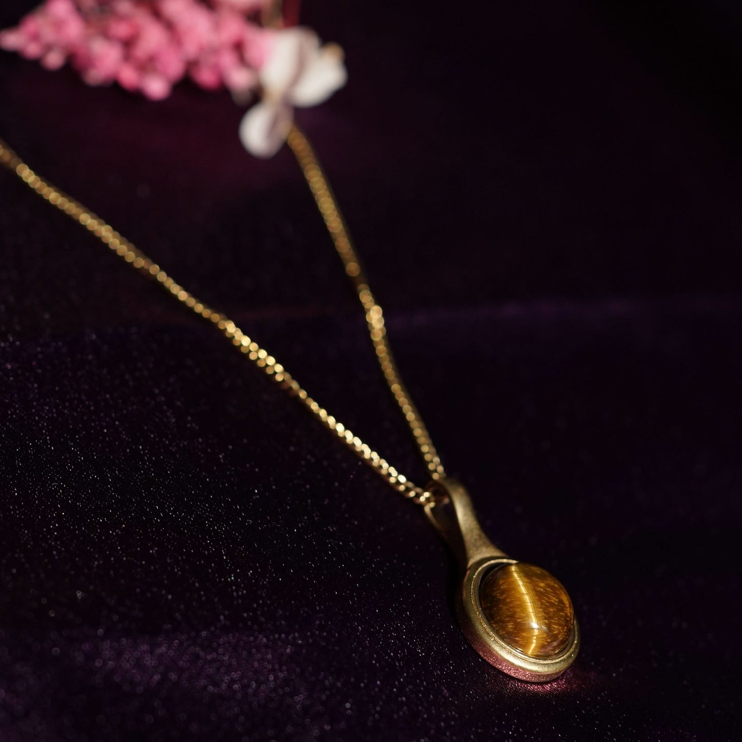 Chinoiserie-inspired round gold pendant necklace with Eastern artistic motif design-5