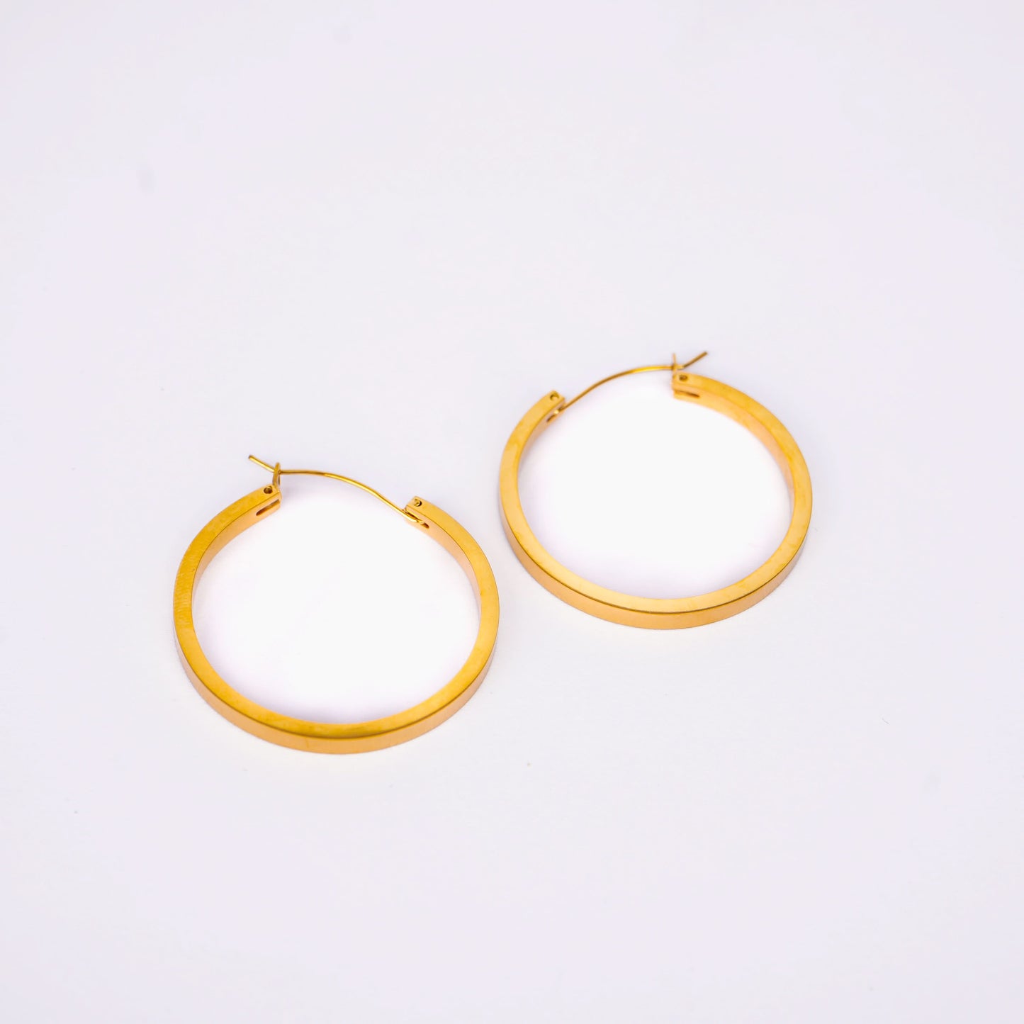 Classic chunky round gold hoop earrings in 18K gold plating with click closure