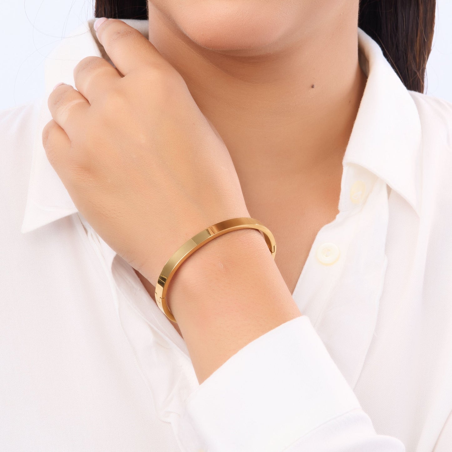 Classic feminine solid gold bangle with elegant pattern and adjustable chain closure-3