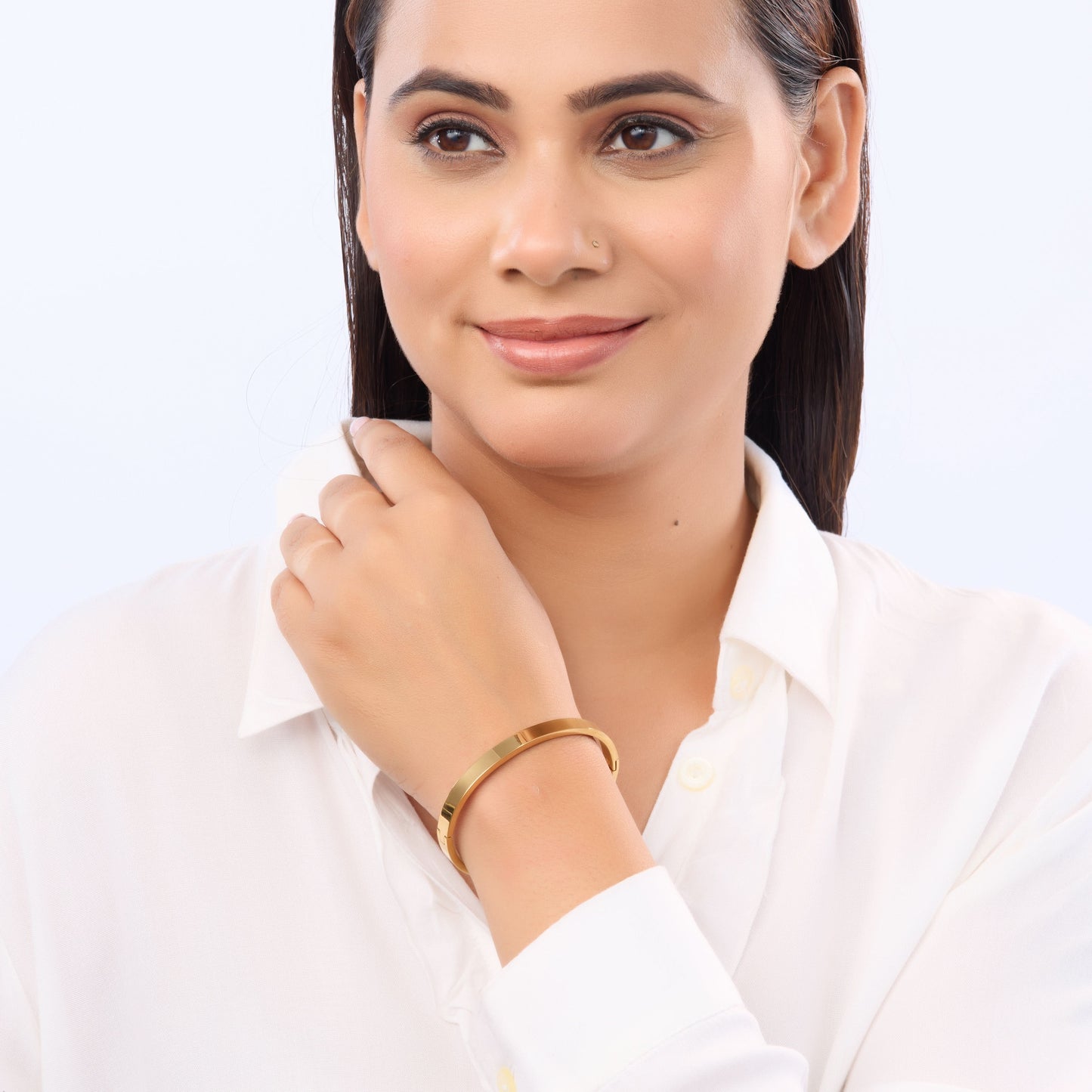 Classic feminine solid gold bangle with elegant pattern and adjustable chain closure-6