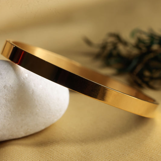 Classic feminine solid gold bangle with elegant pattern and adjustable chain closure-7