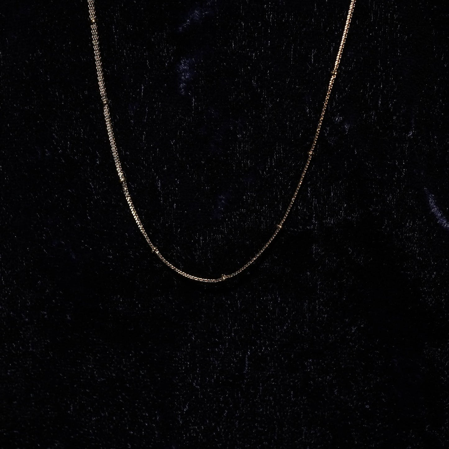 Classic Figaro pattern gold chain necklace with alternating links and high-polish finish-3