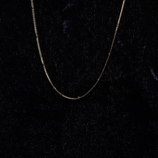 Classic Figaro pattern gold chain necklace with alternating links and high-polish finish-3