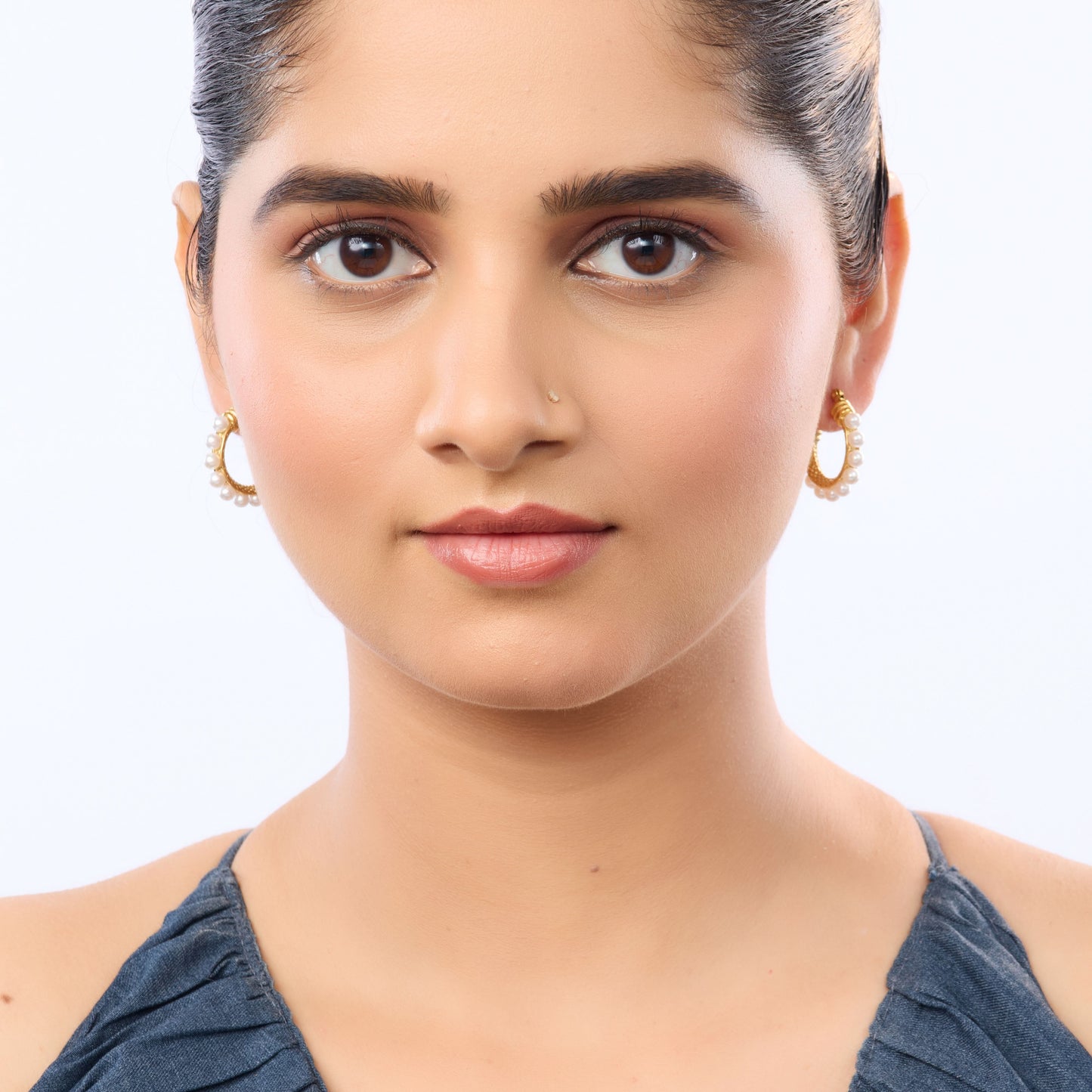 Edge Pearl Huggie Hoop Earrings – gold huggie hoops with continuous pearl outer edge for women-4