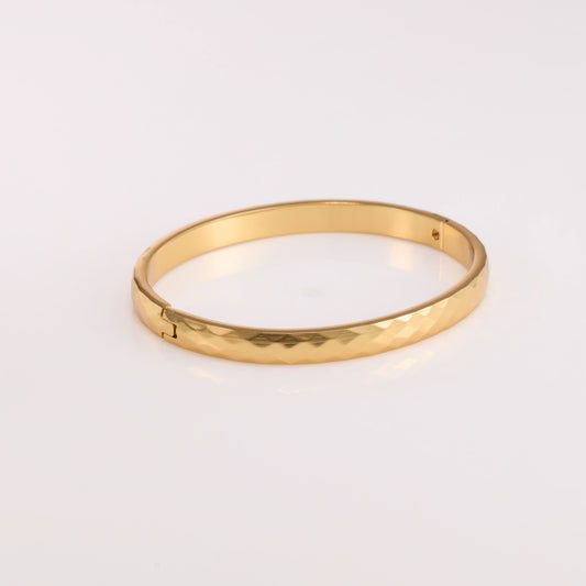 Faceted Classic Gold Bangle – geometric faceted slim structured gold bangle with hinged clasp, 18K gold plated-3