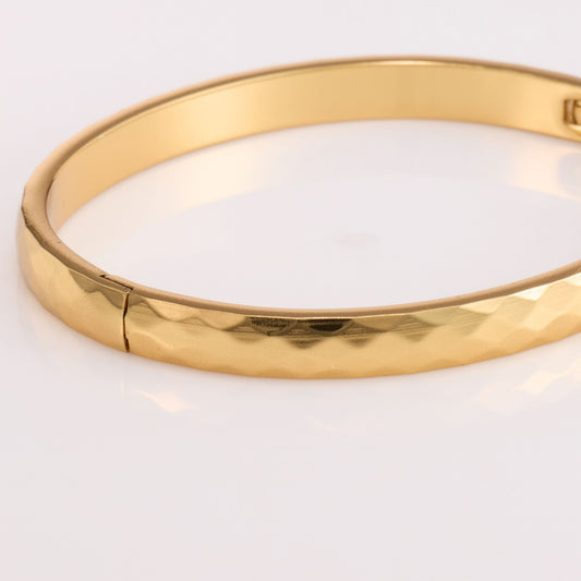 Faceted Classic Gold Bangle – geometric faceted slim structured gold bangle with hinged clasp, 18K gold plated-4