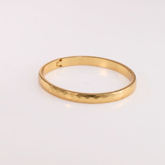 Faceted Classic Gold Bangle – geometric faceted slim structured gold bangle with hinged clasp, 18K gold plated-5