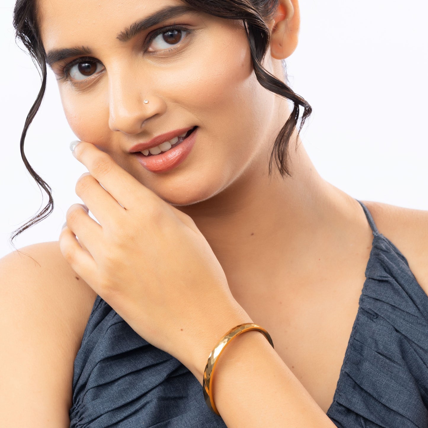 Faceted Classic Gold Bangle – geometric faceted slim structured gold bangle with hinged clasp, 18K gold plated-6