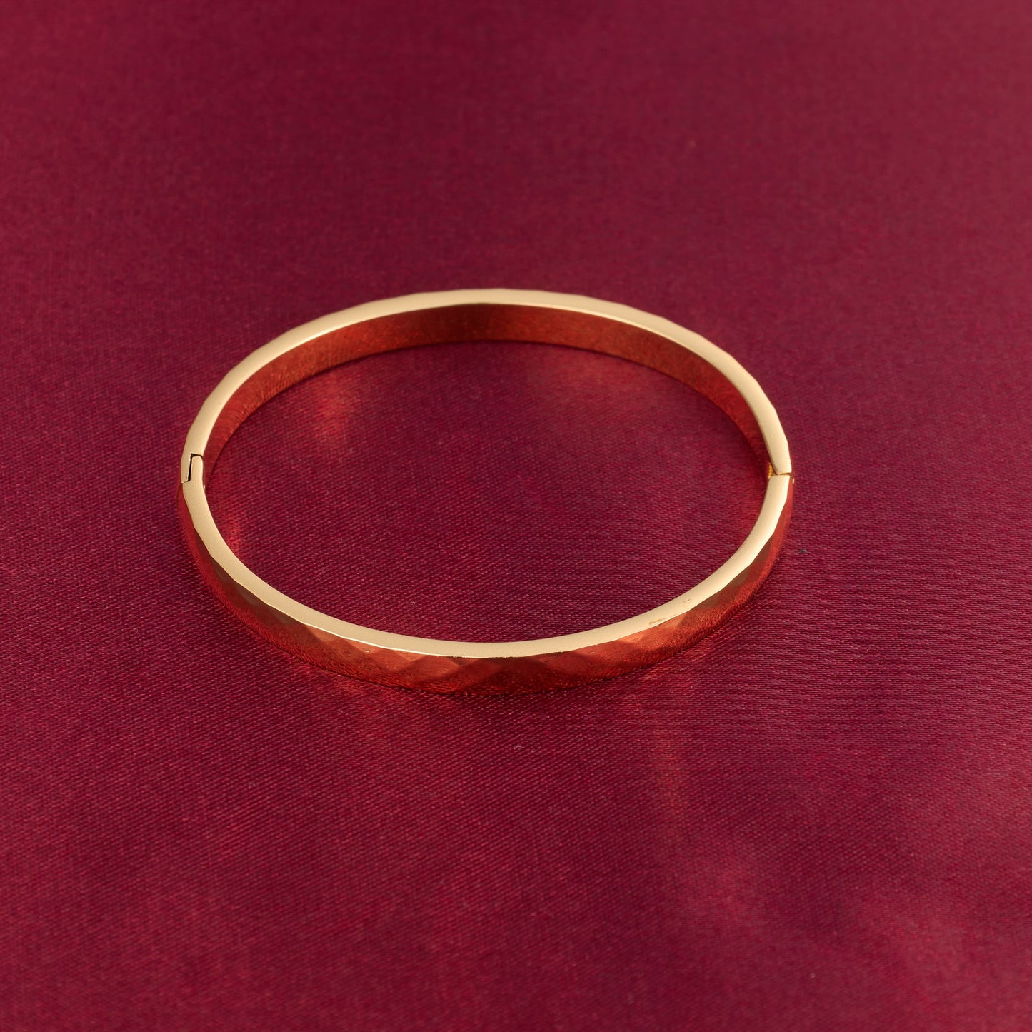 Faceted Classic Gold Bangle – geometric faceted slim structured gold bangle with hinged clasp, 18K gold plated-7