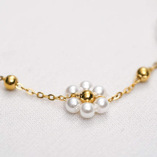 Floral Pearl Charm Bracelet – daisy-inspired pearl charm bracelet in handcrafted 18K gold plated wire design-3