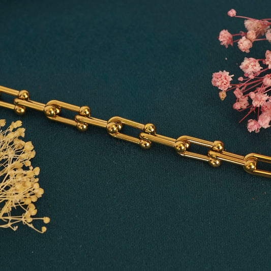 Gold Paperclip Link Bracelet – clasp detail on the modern gold chain bracelet