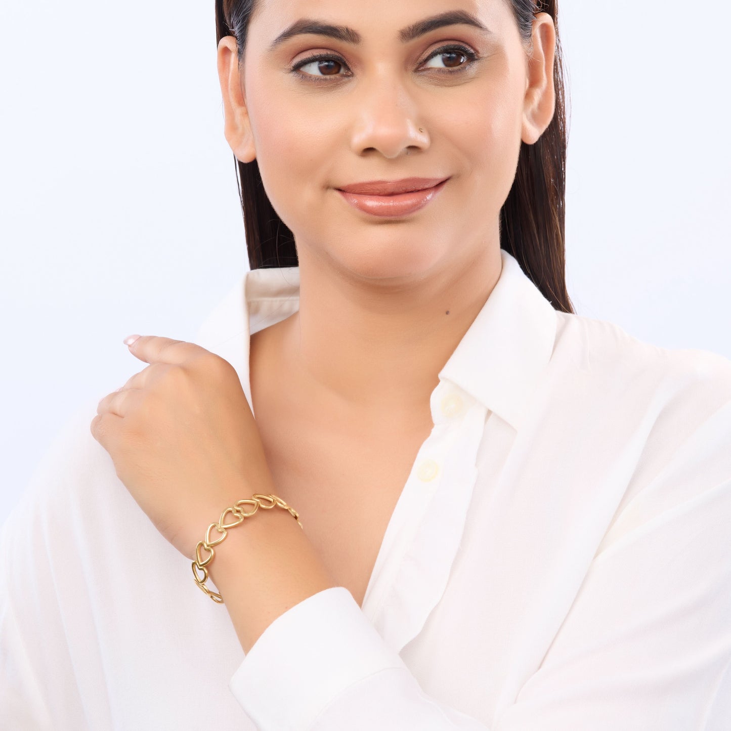 Gold-Plated Heart Link Chain Bracelet – close-up highlighting the polished gold finish