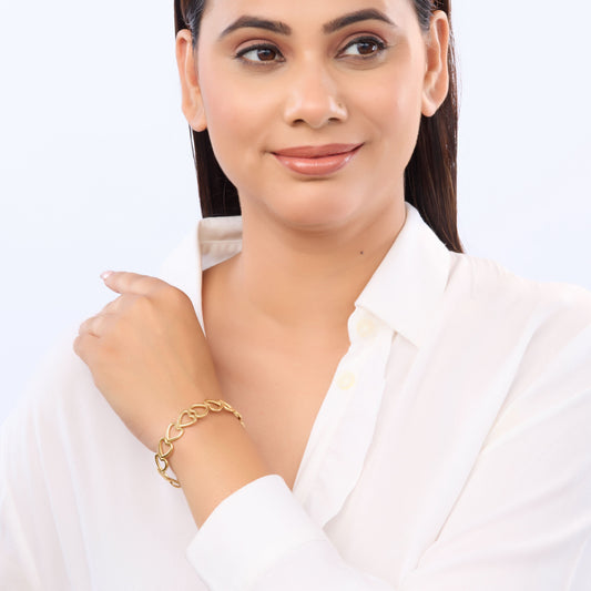 Gold-Plated Heart Link Chain Bracelet – close-up highlighting the polished gold finish