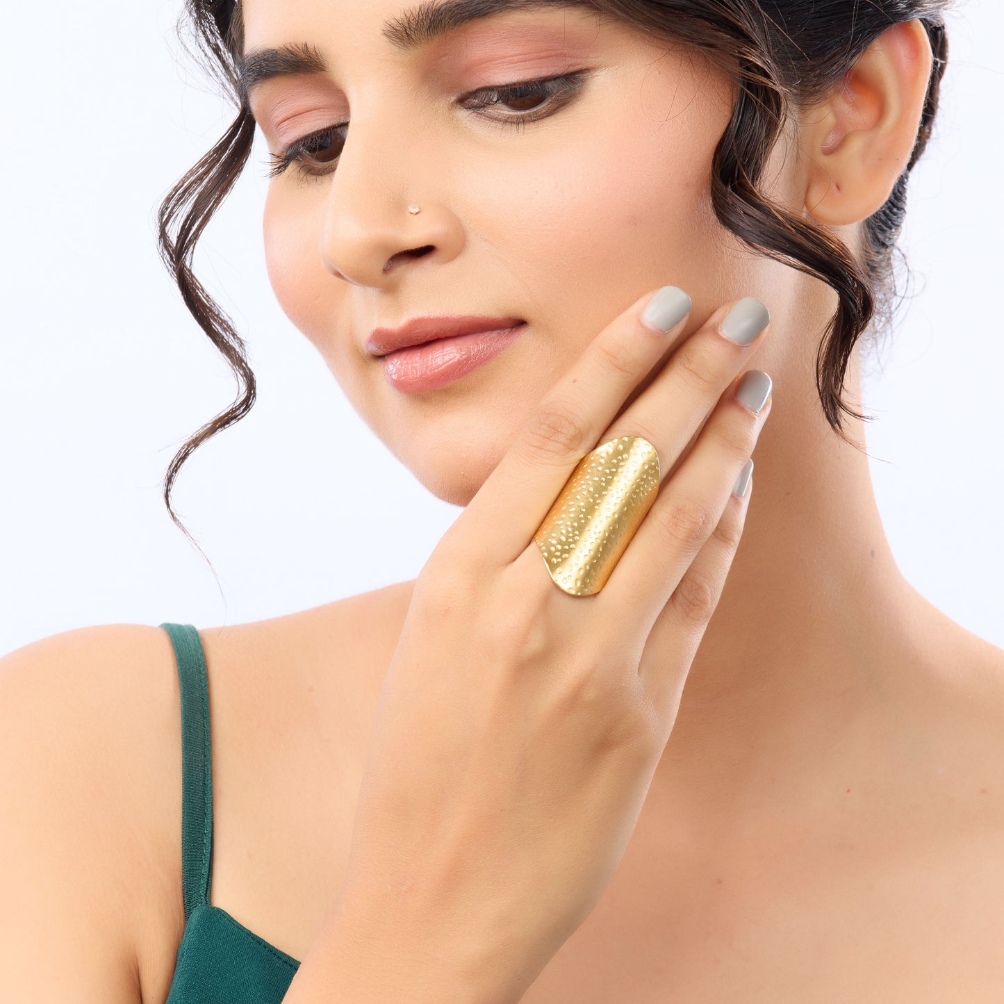 Golden Armor Shield Ring – side profile of the shield silhouette
