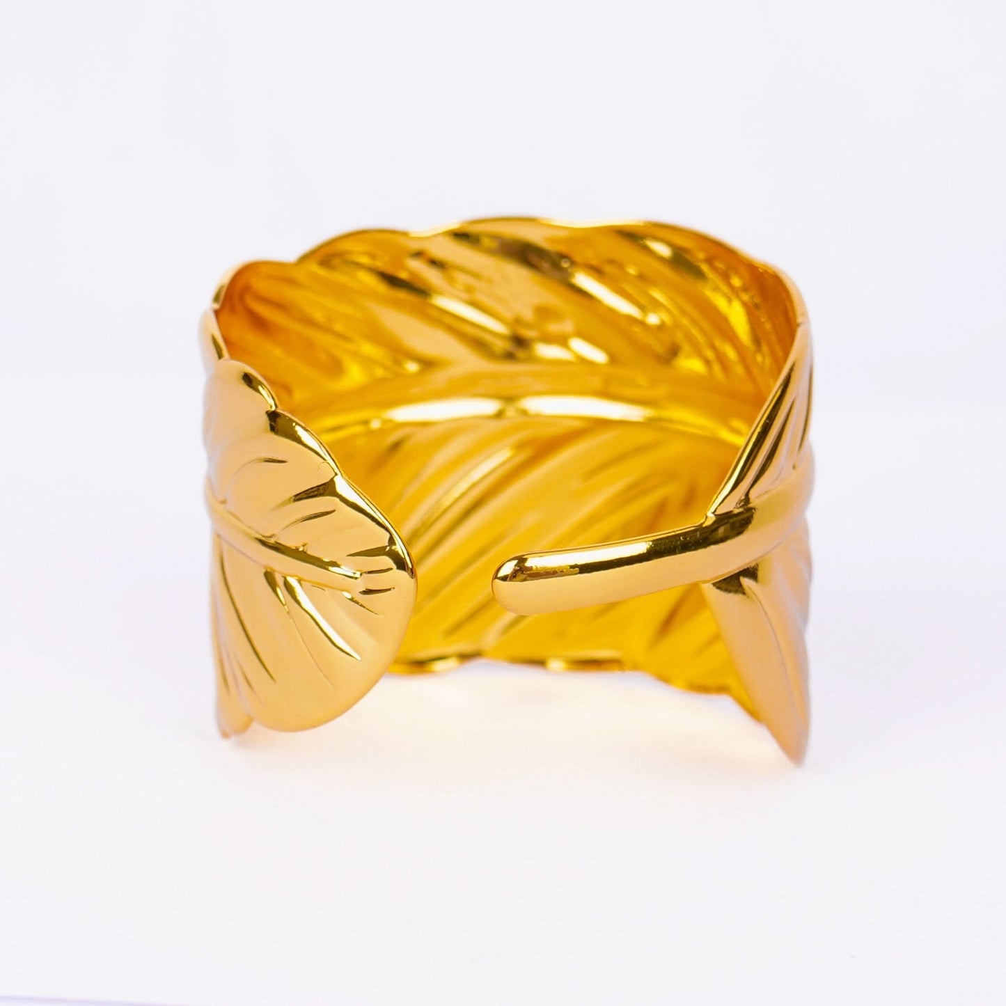 Golden Aura Feather Bracelet – close-up of the delicate feather charm