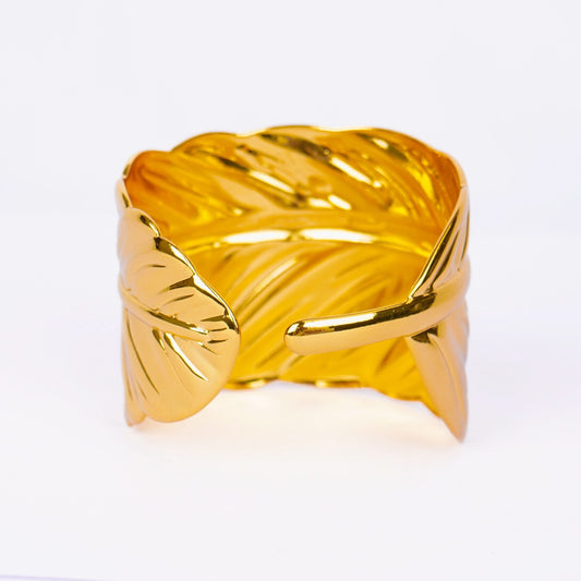 Golden Aura Feather Bracelet – close-up of the delicate feather charm
