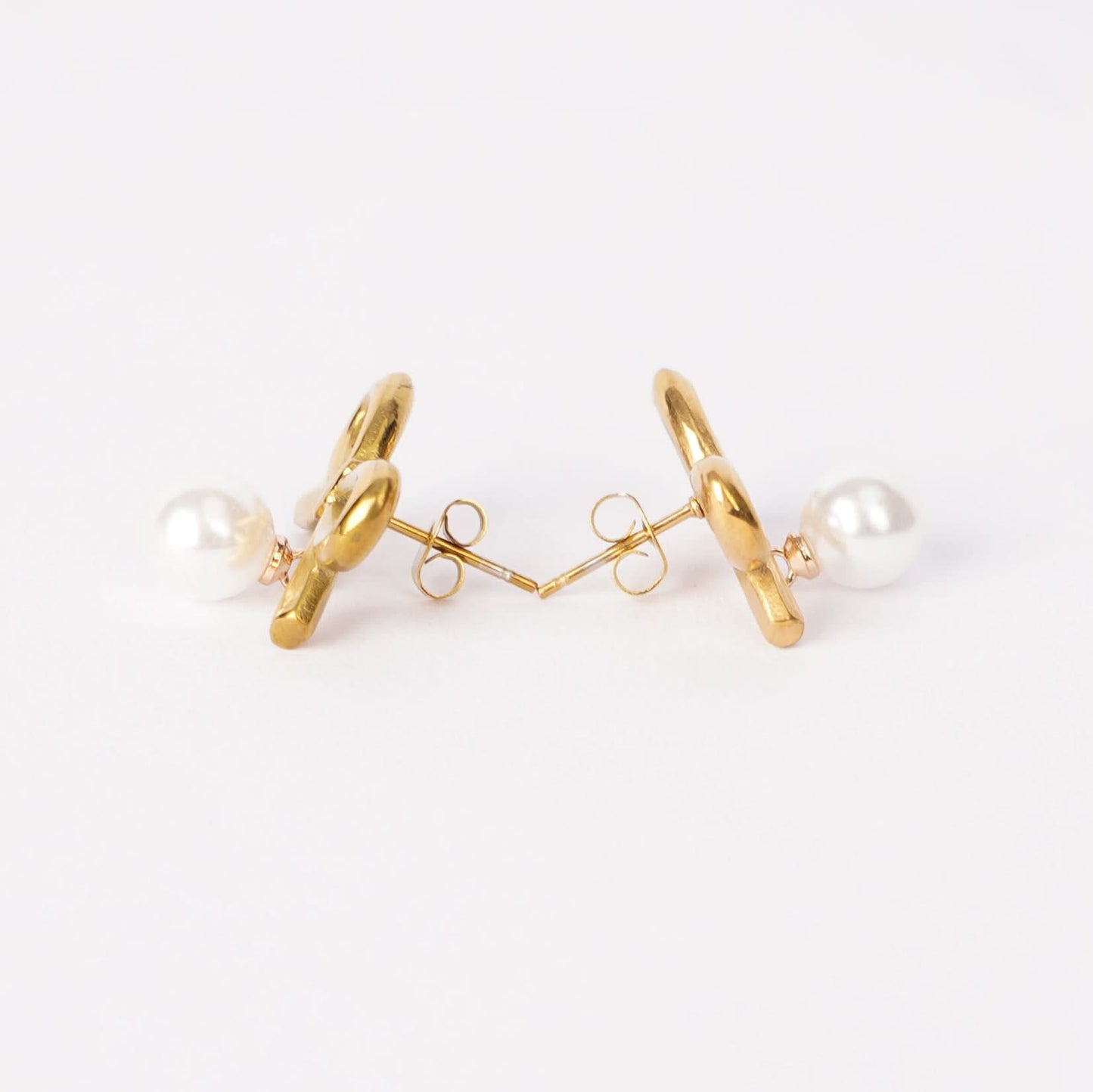 Golden Bow Streetwear Jewellery Set – chain and charm detail view