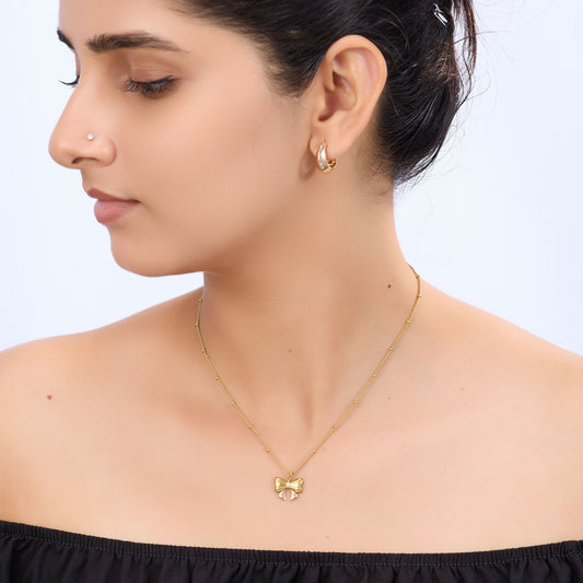 Golden Butterfly Pendant Necklace – chain and clasp detail view