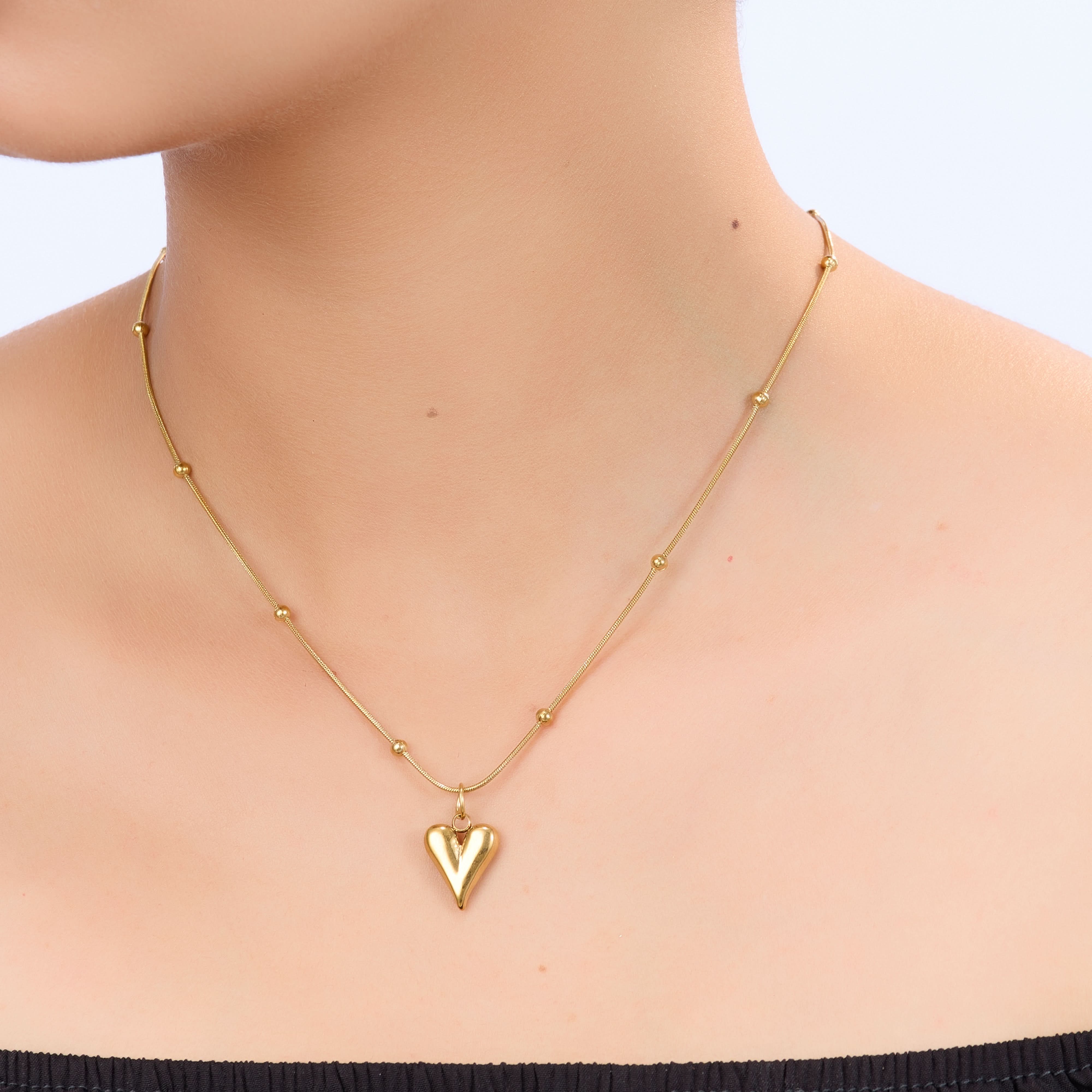 Golden Clip-Heart Classic Necklace – close-up of the clip-style chain link