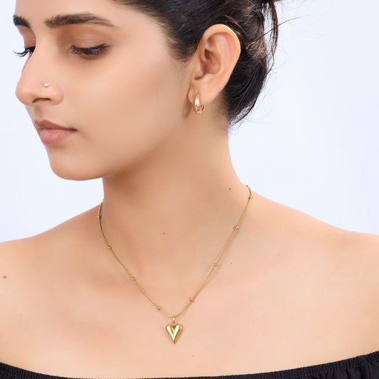 Golden Clip-Heart Classic Necklace – side profile of the heart pendant shape